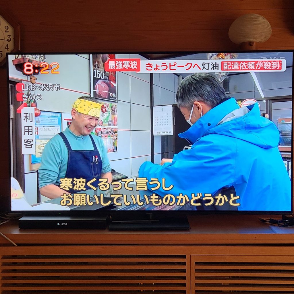 灯油の配達先で、配送スタッフとお客様が会話をかわす様子。